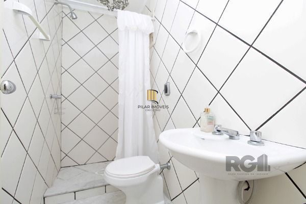 Casa Condominio em Porto Alegre, no bairro Guarujá, com 3 dormitório(s), e 3 ban