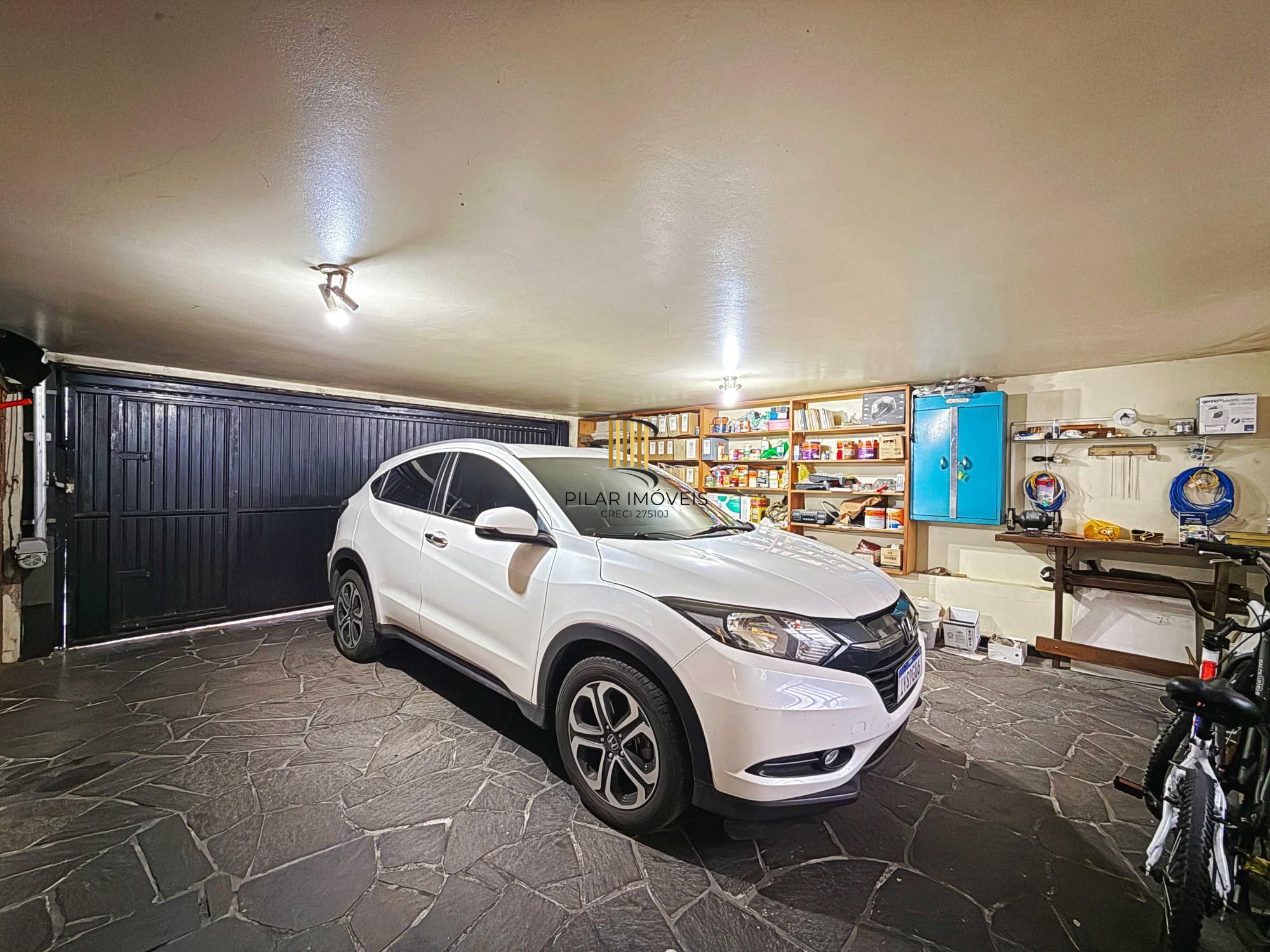 Ótima residência com 4 dormitórios, lareira e piscina no coração do bairro Tristeza.