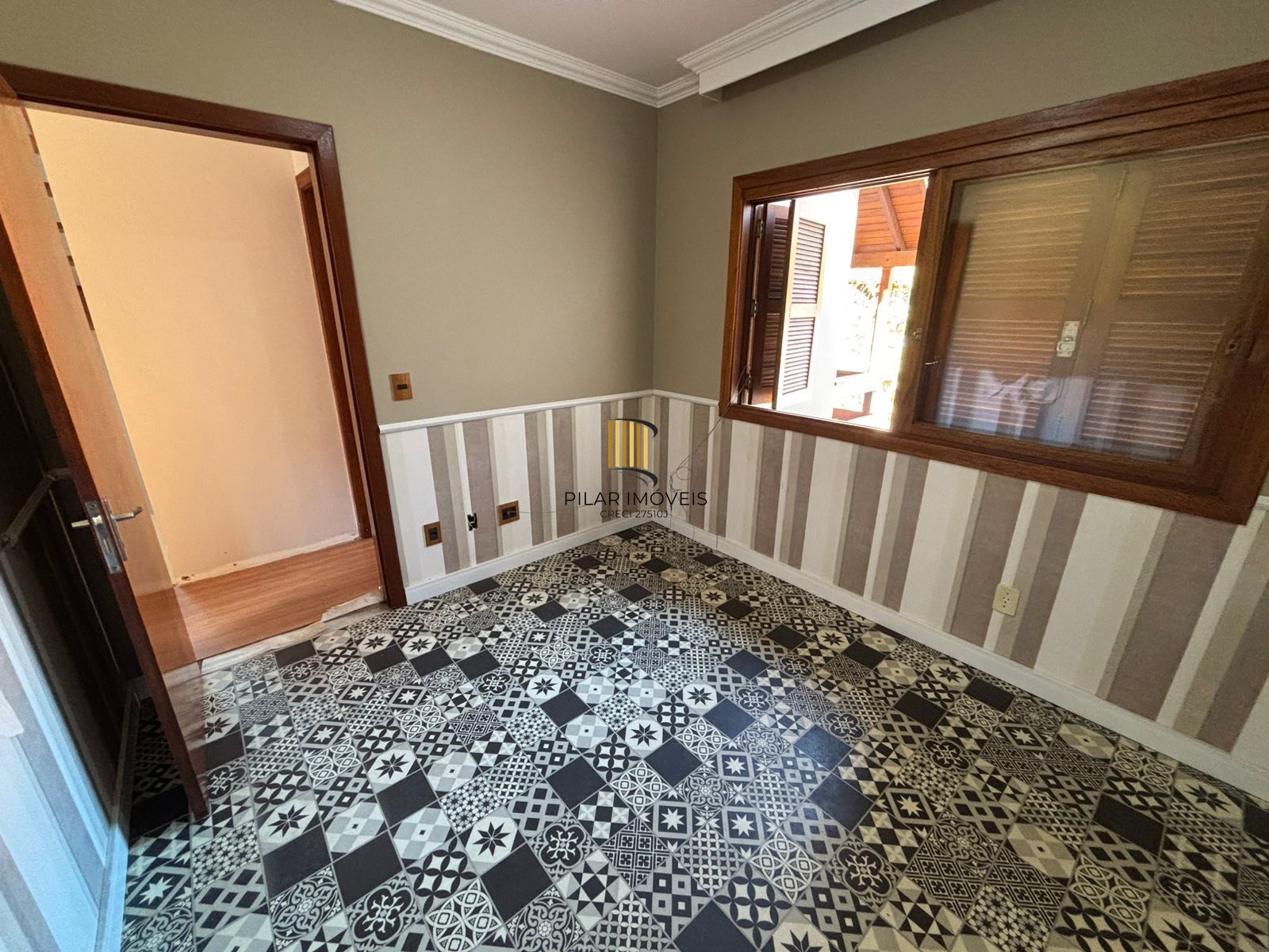 Resodência com 4 dormitórios em condomínio com Energia Solar Privativa.