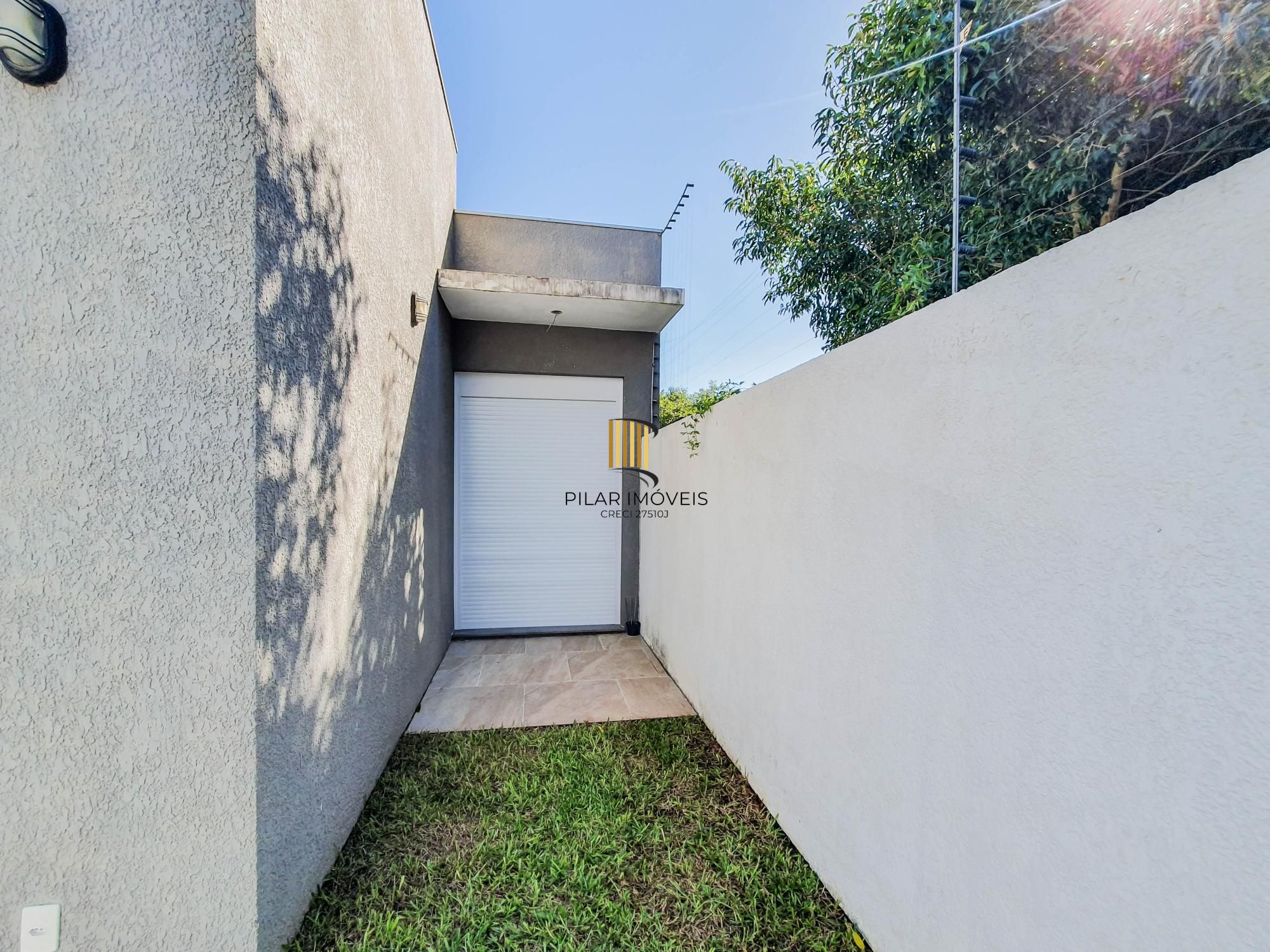 Linda casa Térrea em Condomínio, 3 suítes, 3 vagas cobertas, pátio com Piscina!