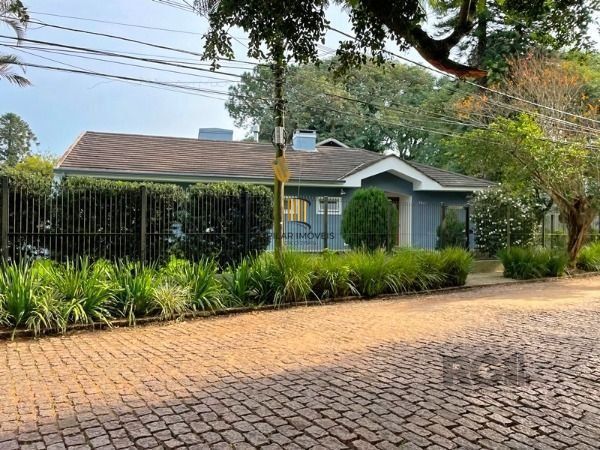 Casa em Porto Alegre, no bairro Ipanema, e 0 banheiros, à venda.