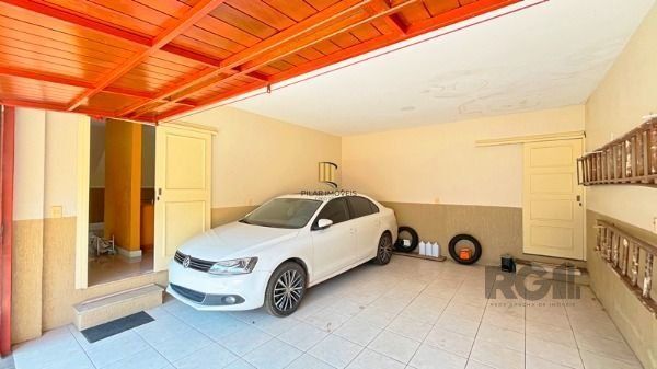 Casa em Porto Alegre, no bairro Nonoai, com 4 dormitório(s), à venda.