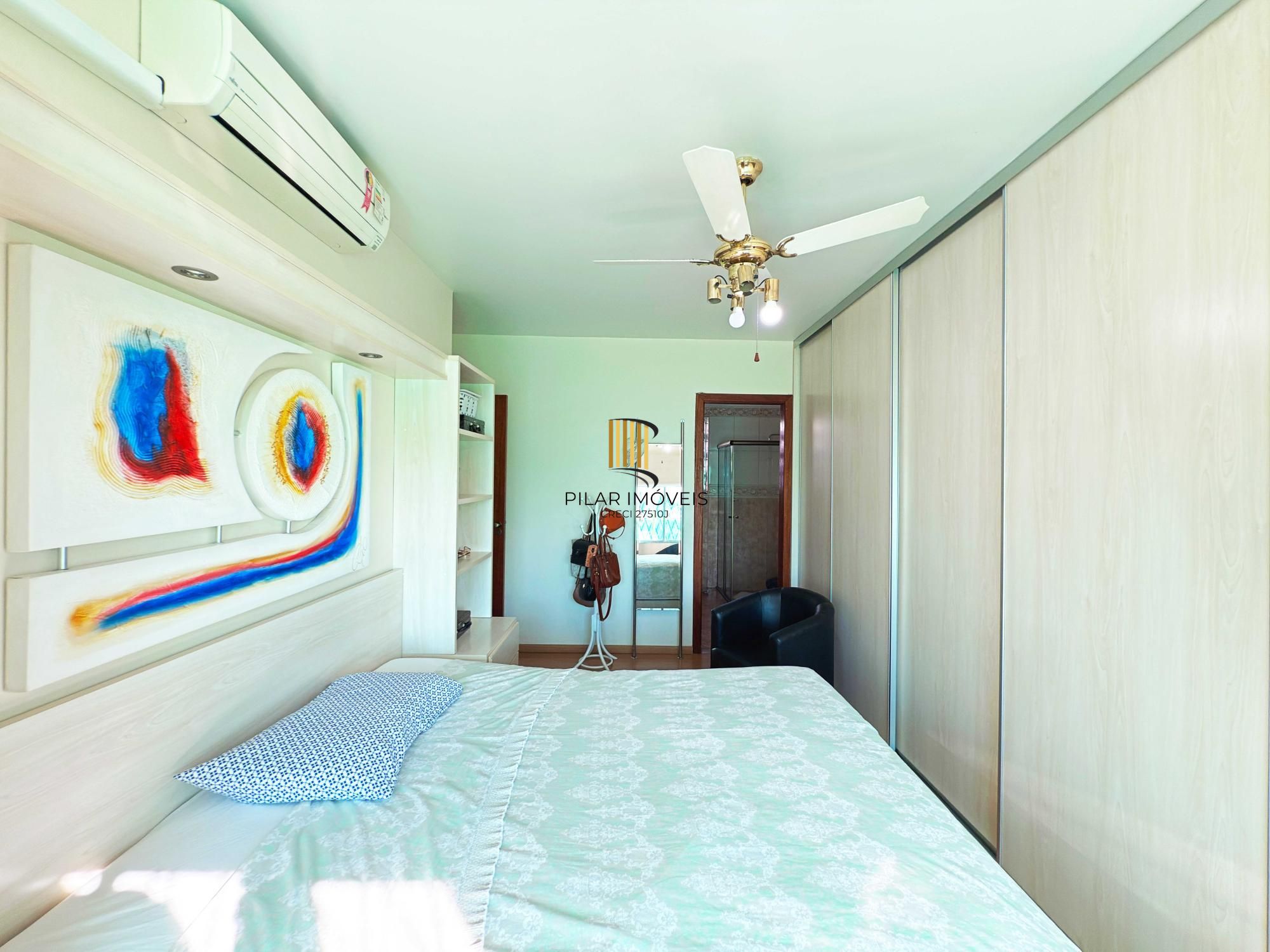 Ótima residência com 4 dormitórios, lareira e piscina no coração do bairro Tristeza.