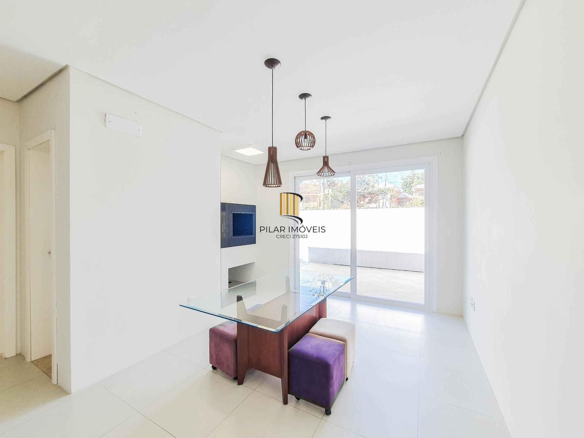 Linda casa Térrea em Condomínio, 3 suítes, 3 vagas cobertas, pátio com Piscina!