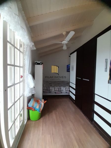 Casa em Porto Alegre, no bairro Guarujá, com 3 dormitório(s), e 3 banheiros, à v