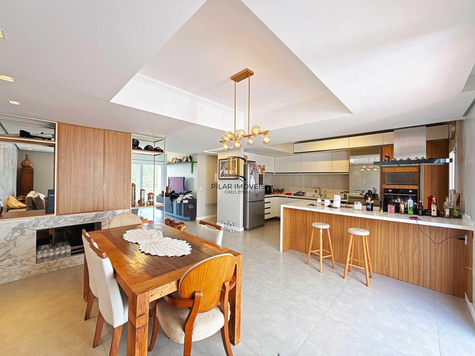 Linda residência com  3 dormitórios, sendo 1 suíte, com Linda Vista do Bairro.