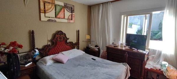 Casa em Porto Alegre, no bairro Guarujá, com 3 dormitório(s), e 3 banheiros, à v