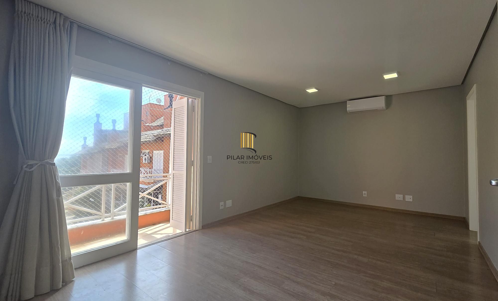 Excelente casa em condomínio fechado, com 252 m² de área privativa, com 4 dormitórios, 1 suíte e 2 vagas de garagem.