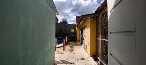 Casa em Porto Alegre, no bairro Guarujá, com 3 dormitório(s), e 3 banheiros, à v