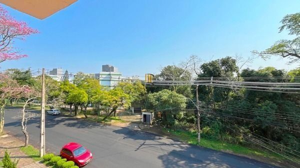 Casa em Porto Alegre, no bairro Nonoai, com 4 dormitório(s), à venda.