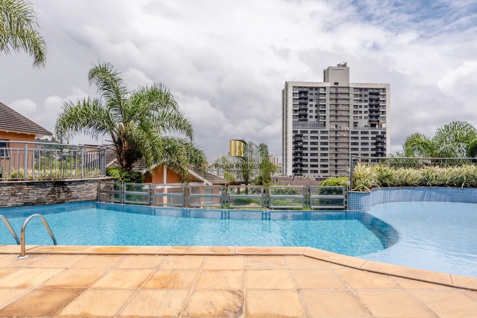 Belíssima casa em condomínio com 218,3m² com 4 dorm., 2 suítes e 2 vagas. Situada no charmoso Residencial Terra Mater.