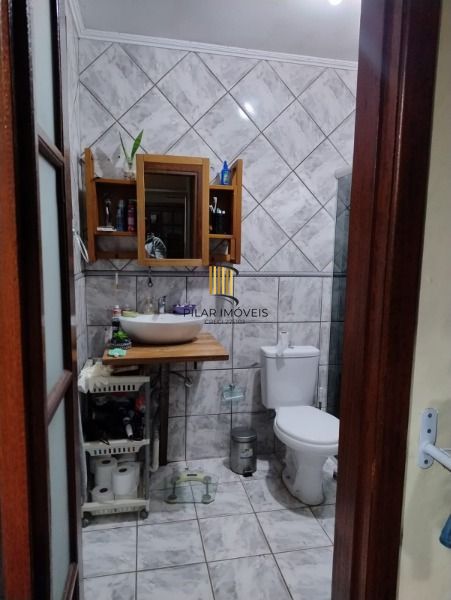Casa em Porto Alegre, no bairro Vila Nova, com 4 dormitório(s), e 4 banheiros, à
