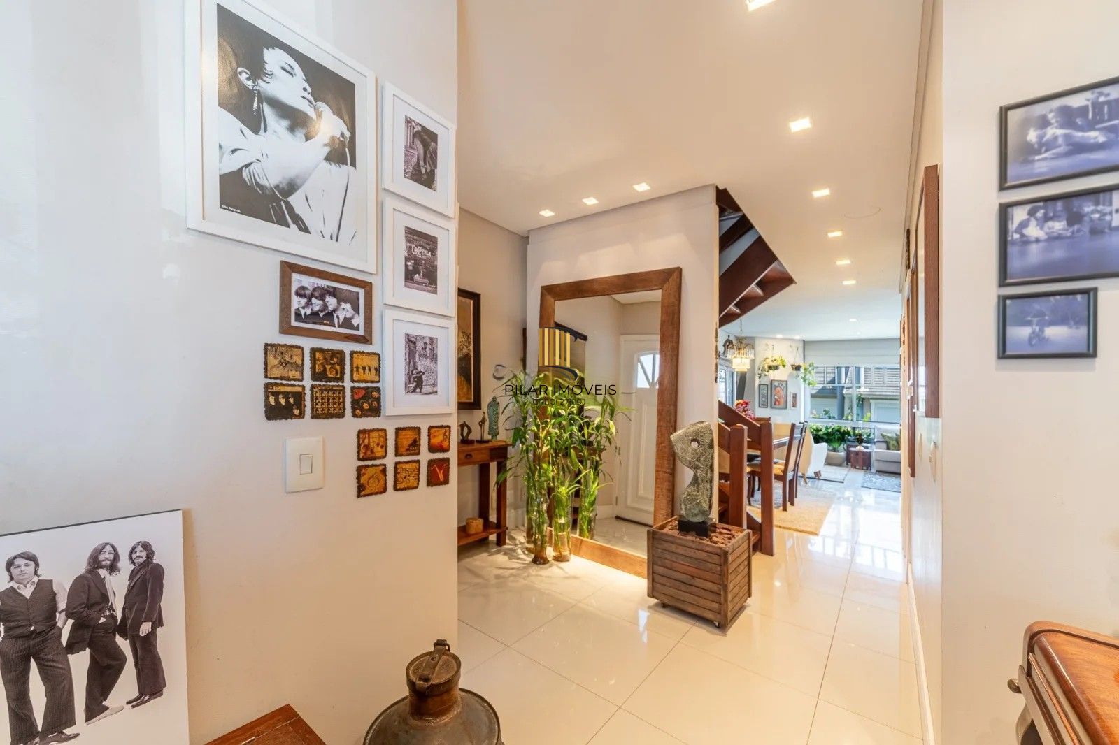 Belíssima casa em condomínio com 218,3m² com 4 dorm., 2 suítes e 2 vagas. Situada no charmoso Residencial Terra Mater.