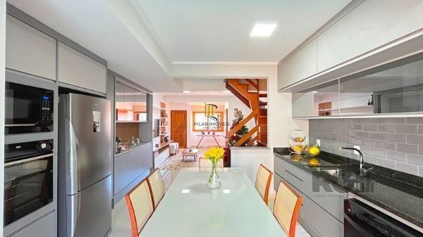 Casa em Porto Alegre, no bairro Guarujá, com 3 dormitório(s), e 3 banheiros, à v