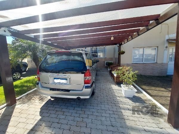 Casa em Porto Alegre, no bairro Hípica, com 3 dormitório(s), e 3 banheiros, à ve