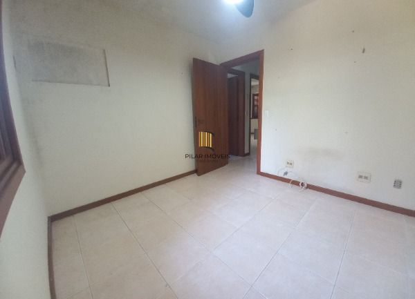 Casa em Porto Alegre, no bairro Ipanema, com 3 dormitório(s), e 3 banheiros, à v