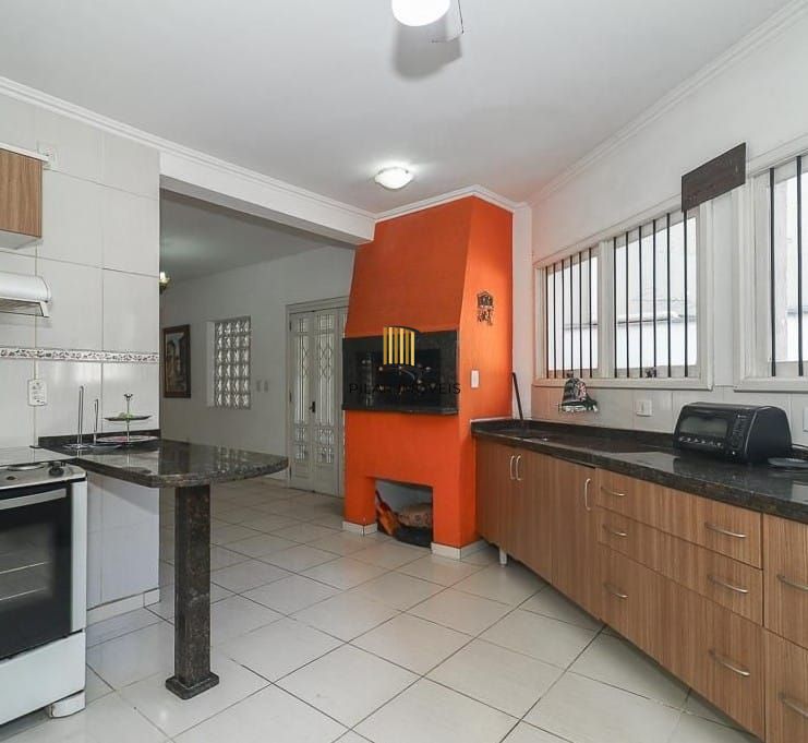 Maravilhosa Residência em condomínio com 4 dormitórios sendo 1 suíte.