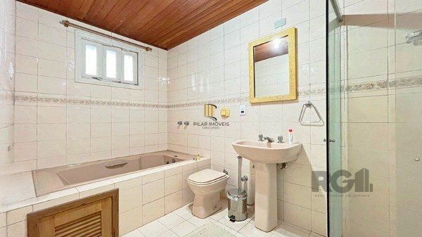 Casa em Porto Alegre, no bairro Ipanema, com 3 dormitório(s), e 3 banheiros