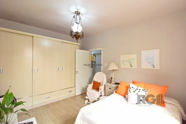 Casa em Porto Alegre, no bairro Ipanema, com 4 dormitório(s), e 4 banheiros, à v