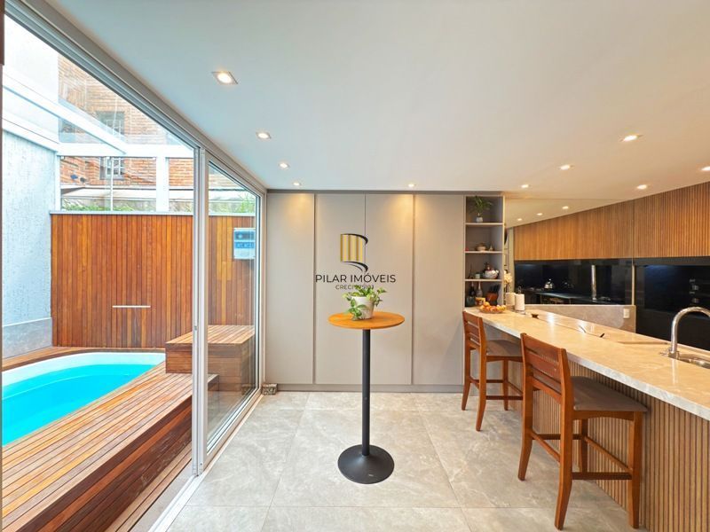 Casa contemporânea, 4 d, sendo 2 suítes, uma no térreo,206 m² , bairro tristeza