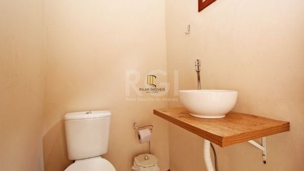 Casa bairro Medianeira, com 3 dormitórios, 2 banheiros, com piscina para venda.