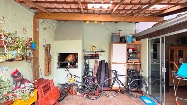 Casa em Porto Alegre, no bairro Cavalhada, com 2 dormitório(s), e 2 banheiros, à