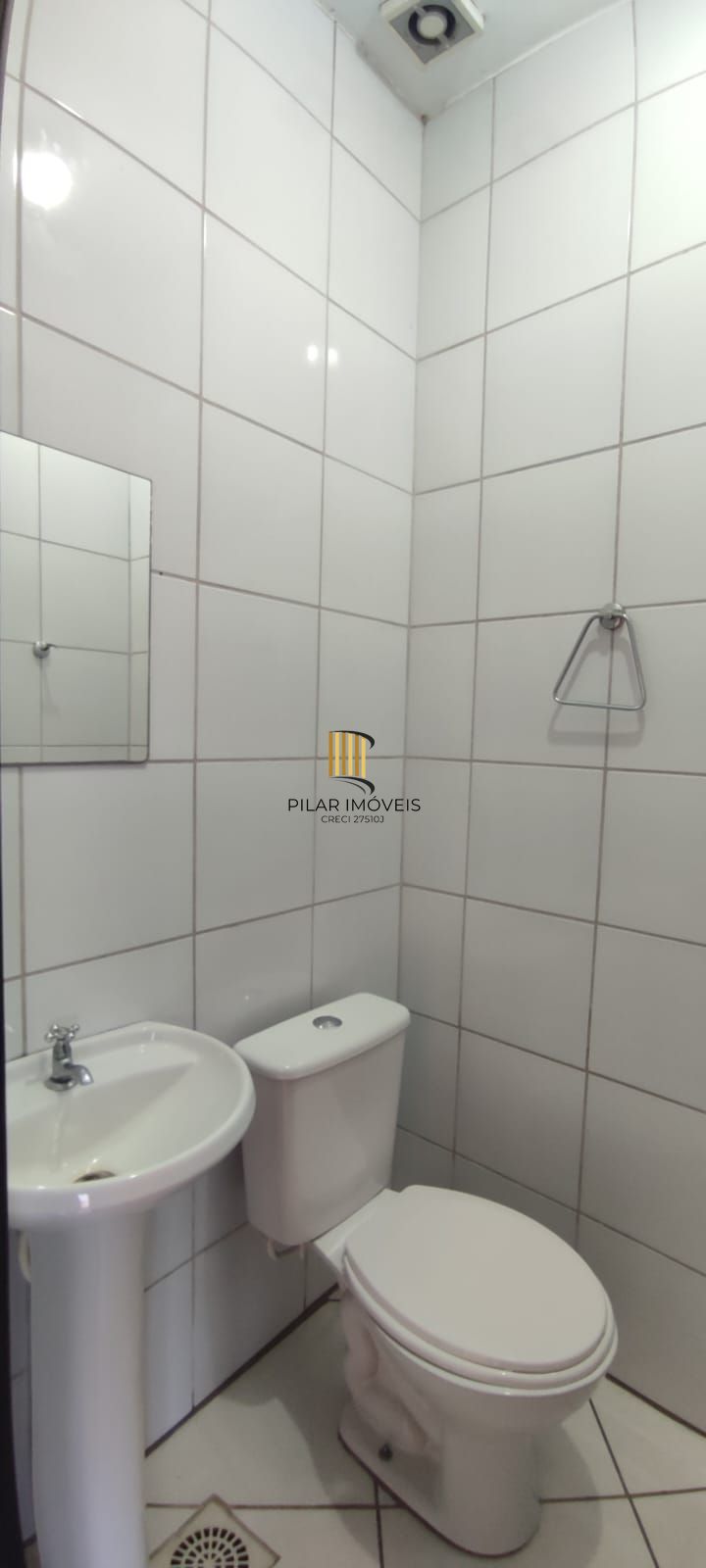 Ótima loja com mezanino, em ótima localização com estacionamento.