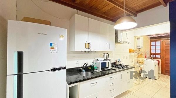 Casa em Porto Alegre, no bairro Hípica, com 2 dormitório(s), e 2 banheiros, à ve