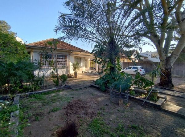 Casa em Porto Alegre, no bairro Vila Nova, com 3 dormitório(s), e 3 banheiros, à