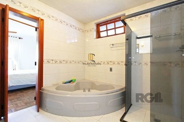 Casa em Porto Alegre, no bairro Tristeza, com 4 dormitório(s), à venda.