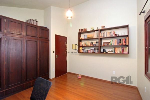 Casa em Porto Alegre, no bairro Guarujá, com 3 dormitório(s), à venda.