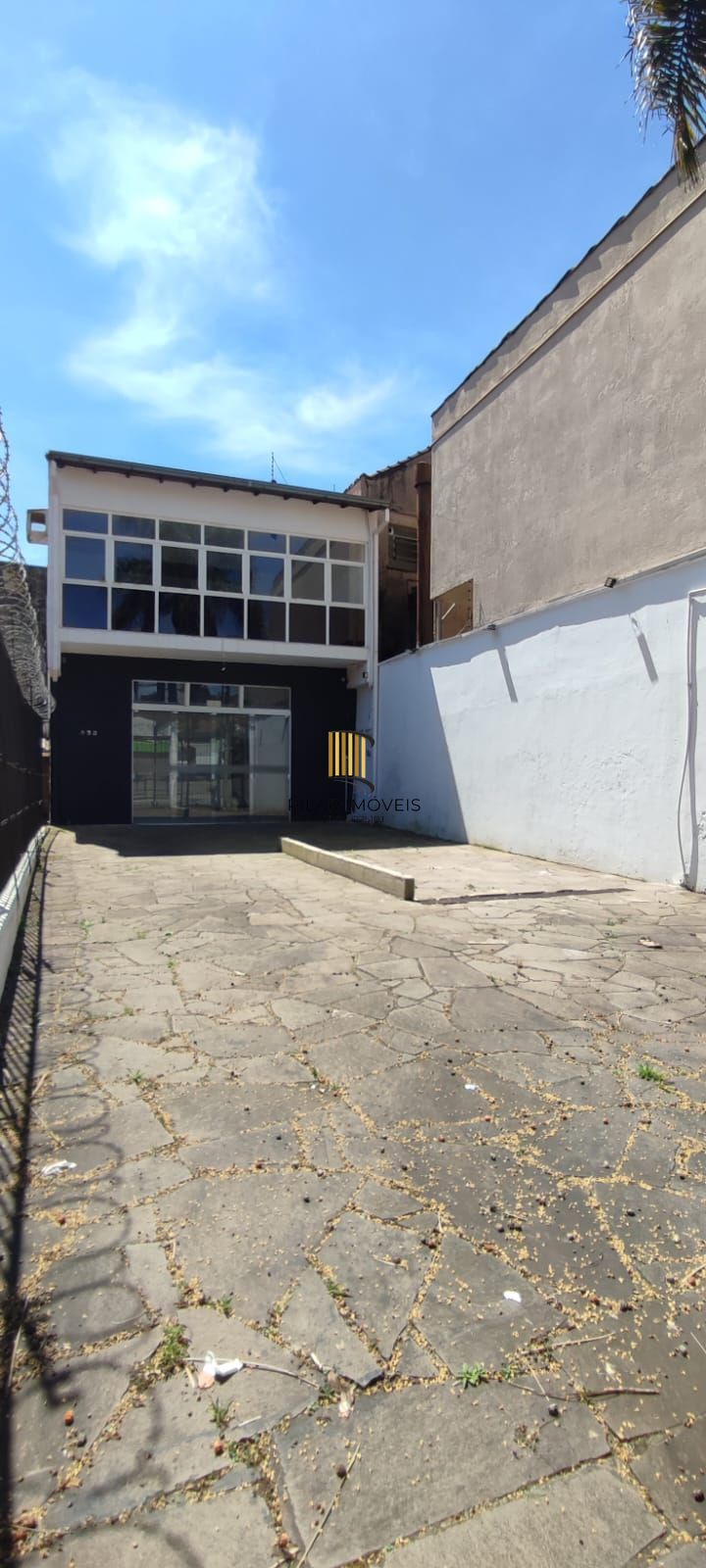 Ótima loja com mezanino, em ótima localização com estacionamento.