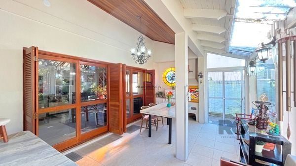 Casa em Porto Alegre, no bairro Nonoai, com 4 dormitório(s), à venda.