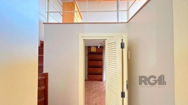 Casa em Porto Alegre, no bairro Nonoai, com 4 dormitório(s), à venda.