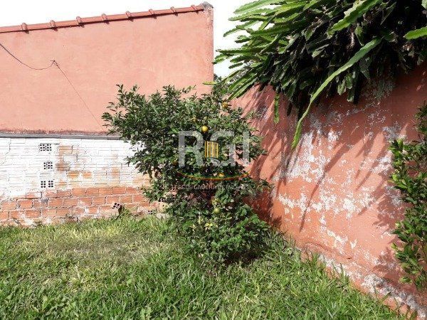 Casa em Porto Alegre, no bairro Espírito Santo, com 2 dormitório(s), e 2 banheir