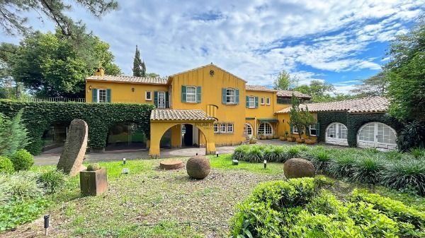 Casa em Porto Alegre, no bairro Pedra Redonda, com 7 dormitório(s), e 7 banheiro - Pilar Imóveis