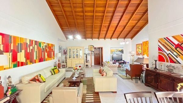 Casa em Porto Alegre, no bairro Nonoai, com 4 dormitório(s), à venda.