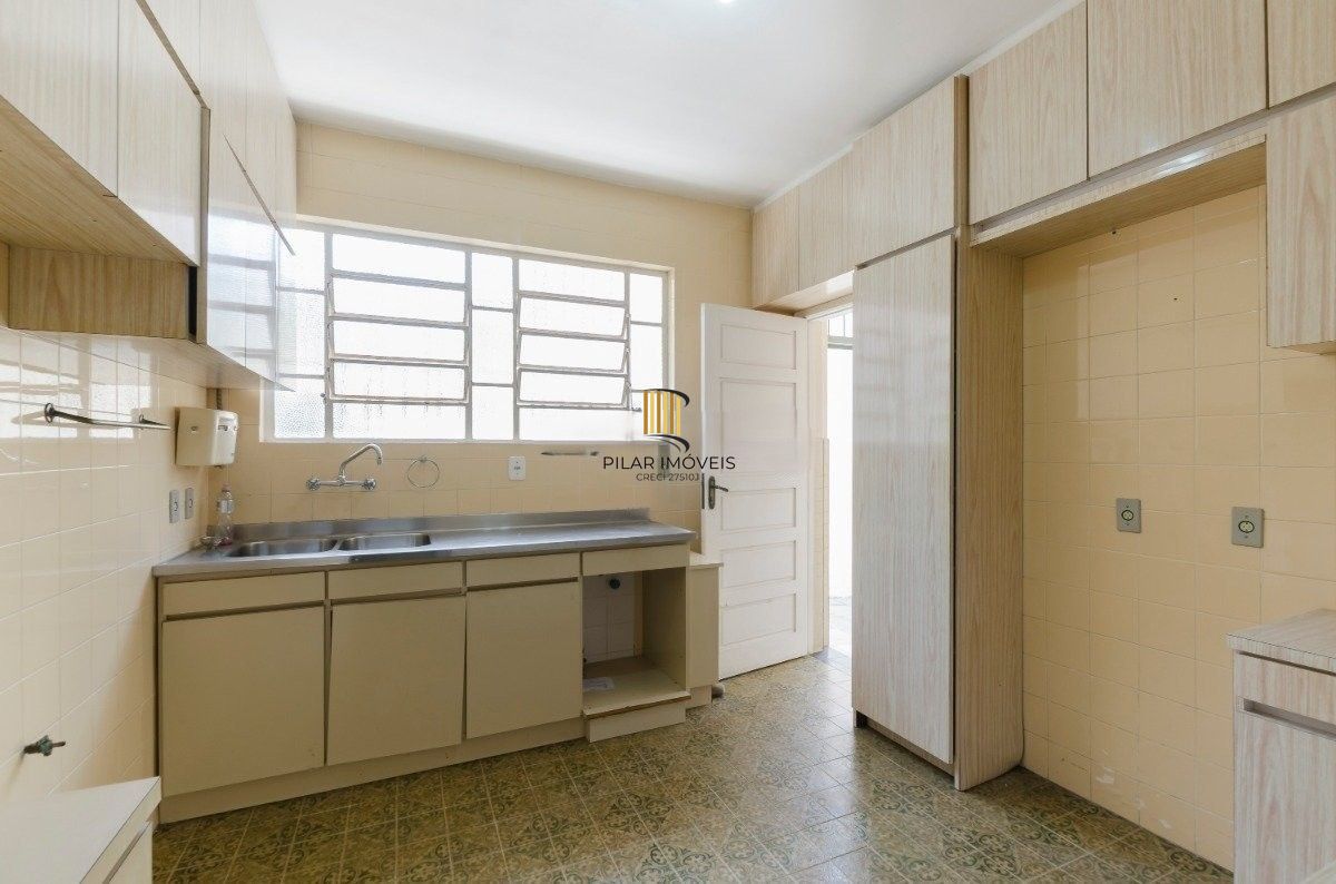 Excelente residência térrea com 272m² de área privativa, com 4 domritórios e 6 vagas de garagem, localizada no bairro Vila Assunção.