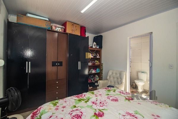 Casa em Porto Alegre, no bairro Vila Nova, com 6 dormitório(s), e 6 banheiros, à