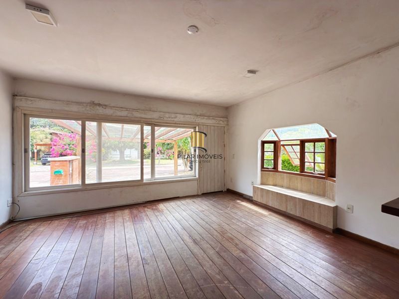 Linda Residência em Condomínio Fechado no Bairro Pedra Redonda.