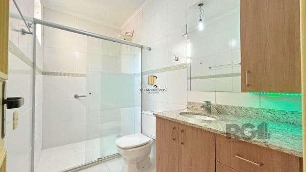 Casa em Porto Alegre, no bairro Nonoai, com 4 dormitório(s), à venda.