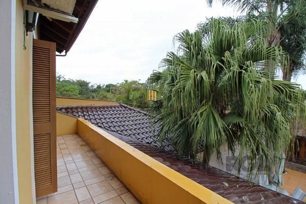 Casa em Porto Alegre, no bairro Guarujá, com 3 dormitório(s), e 3 banheiros, à v