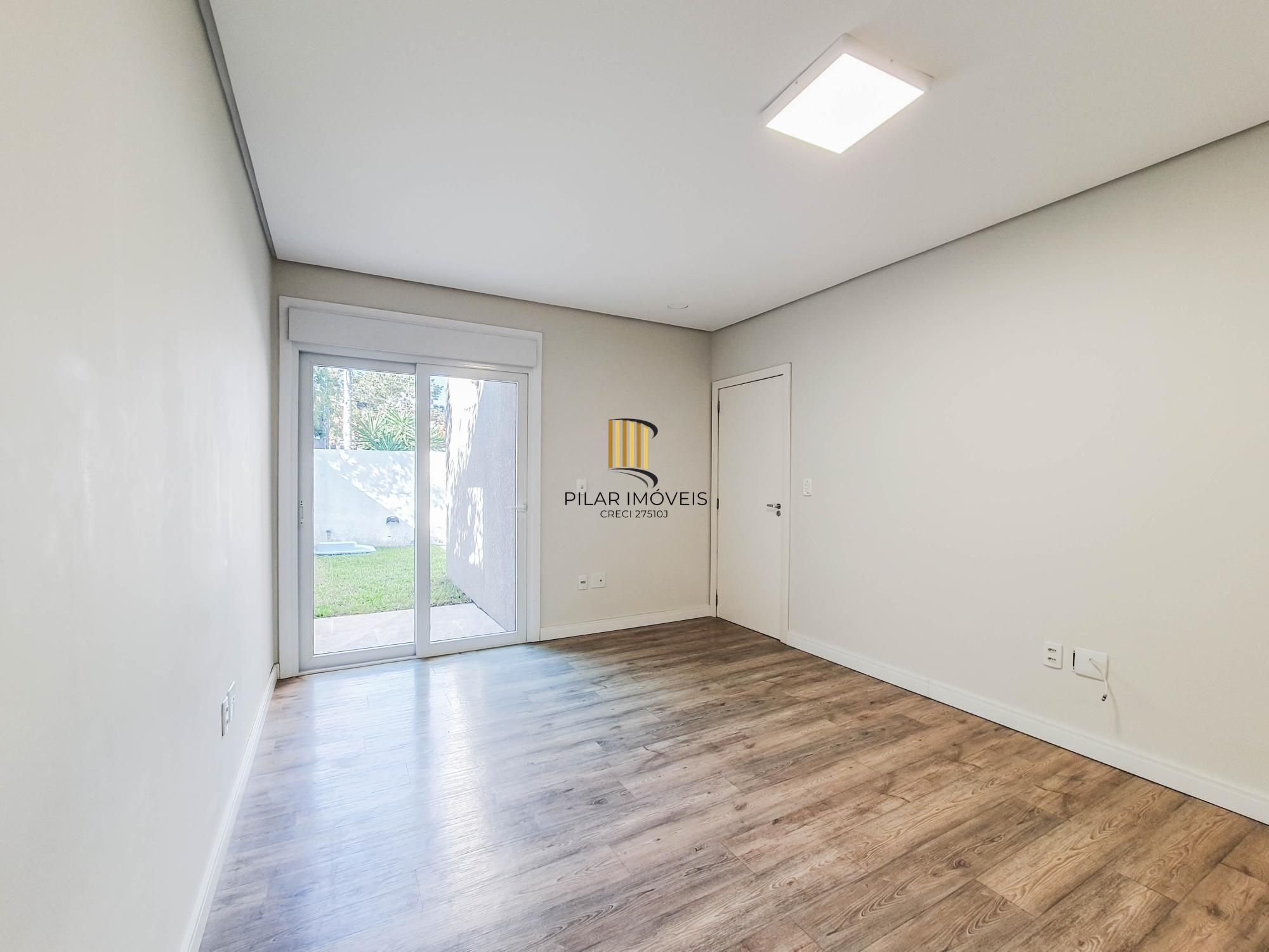Linda casa Térrea em Condomínio, 3 suítes, 3 vagas cobertas, pátio com Piscina!