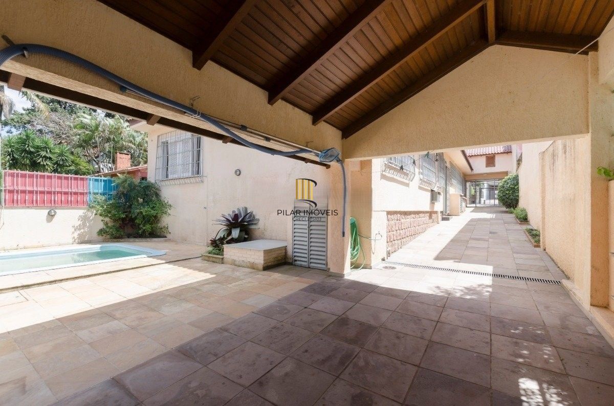 Excelente residência térrea com 272m² de área privativa, com 4 domritórios e 6 vagas de garagem, localizada no bairro Vila Assunção.