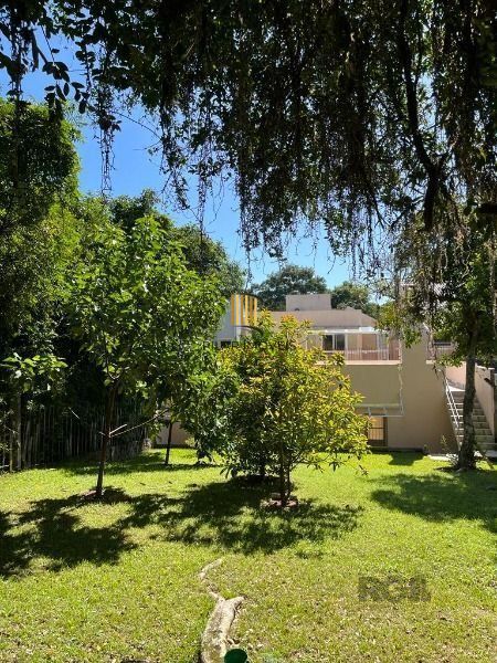 Casa em Porto Alegre, no bairro Nonoai, com 4 dormitório(s), à venda.