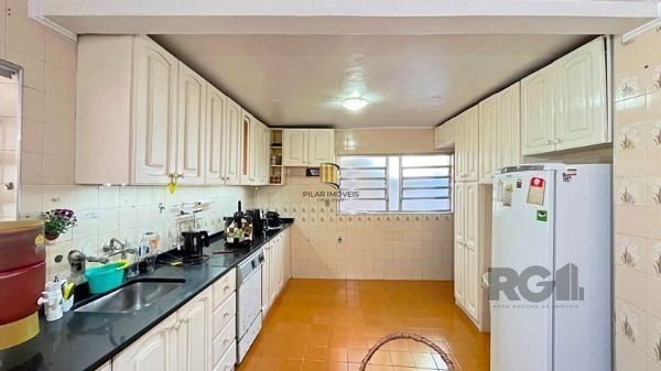 Casa em Porto Alegre, no bairro Tristeza, com 4 dormitório(s), à venda.