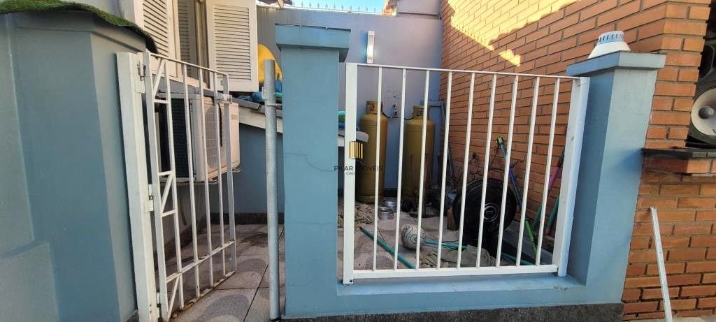 Excelente Casa de Esquina no Residencial Bahamas – Ipanema, com 351m² privativos, 4 dormitórios e duas vagas de garagem.