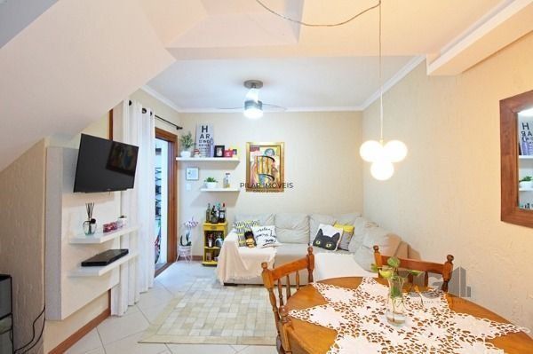 Casa Condominio em Porto Alegre, no bairro Guarujá, com 2 dormitório(s), e 2 ban