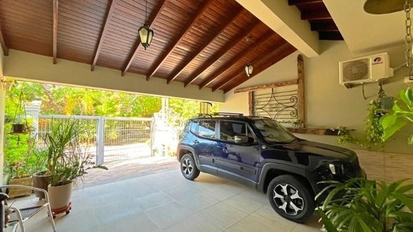 Casa em Porto Alegre, no bairro Ipanema, com 3 dormitório(s), e 3 banheiros, à v