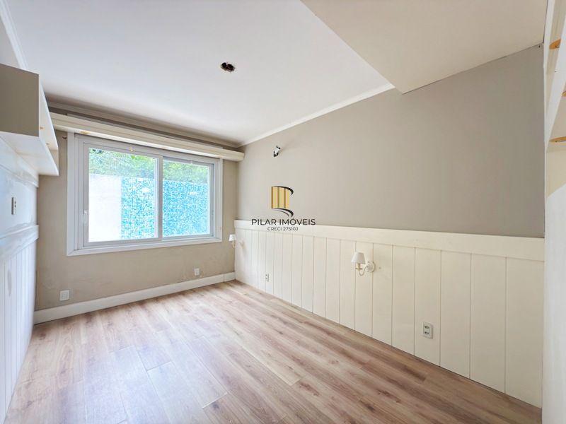 Linda Residência em Condomínio Fechado no Bairro Pedra Redonda.